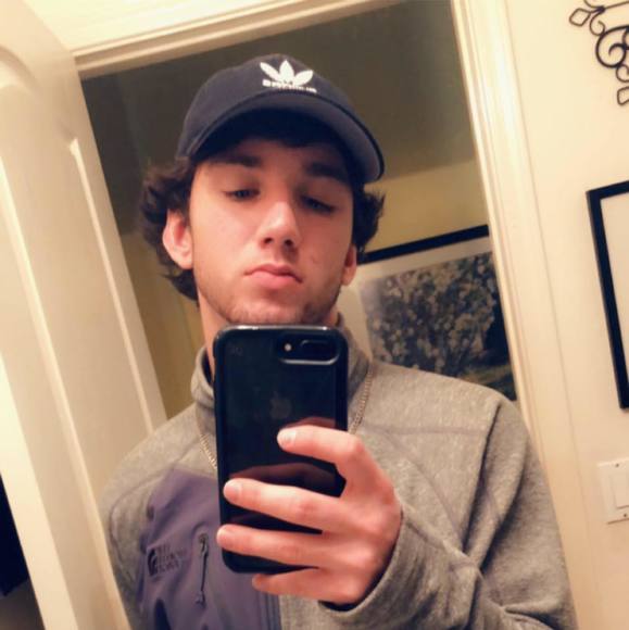 Profile Picture of Nicky Lowe (@nicklowe__) on Poshmark