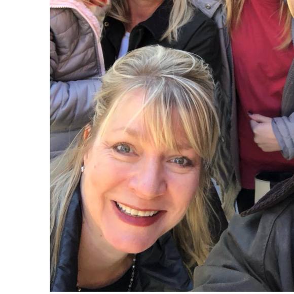 Profile Picture of Kathleen Fields (@khomschek) on Poshmark