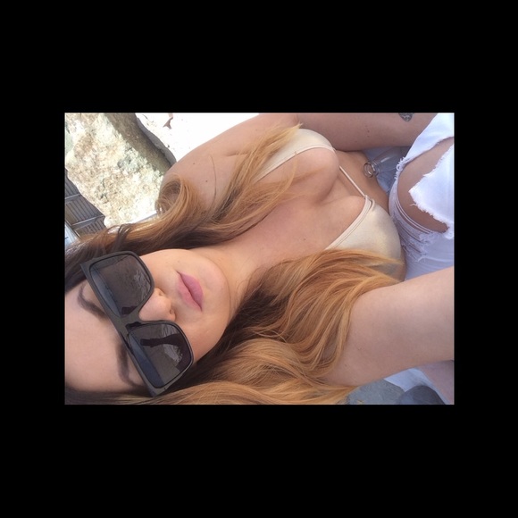 Profile Picture of Amanda Barela (@mandapandabe) on Poshmark