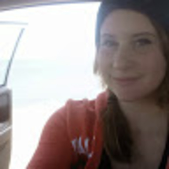 Profile Picture of Carly Andrews (@runner19882013) on Poshmark