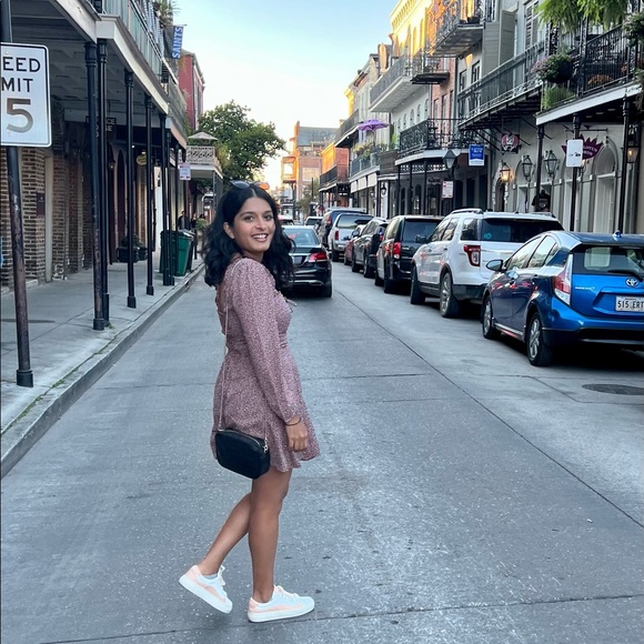 Profile Picture of Bianca Fernandes (@biancaf1029) on Poshmark