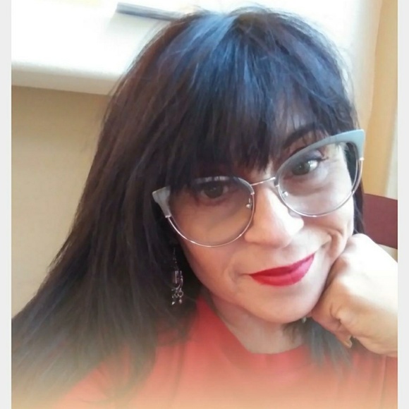 Profile Picture of Tonya Battistoni (@meowmix512) on Poshmark