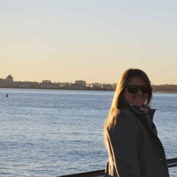 Profile Picture of Liza Moulin (@lizamoulin) on Poshmark