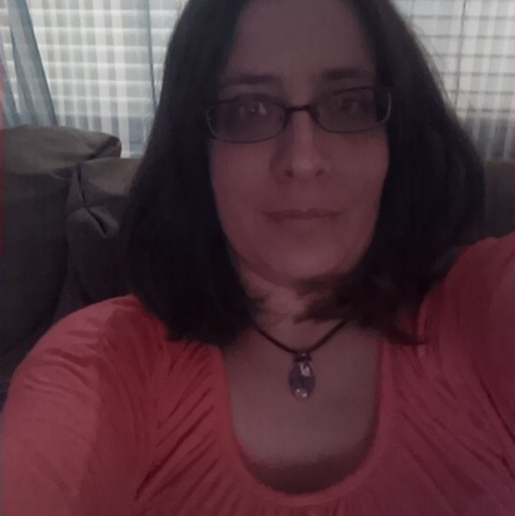 Profile Picture of Claudia Apolinario (@c_apolinario) on Poshmark