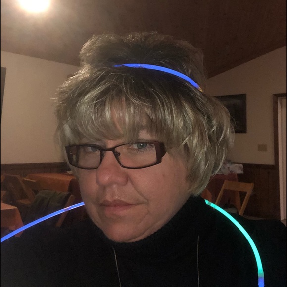 Profile Picture of Amy Reish (@ajr64) on Poshmark