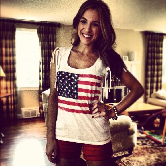 Profile Picture of Carly Clingaman (@carlyclingaman) on Poshmark