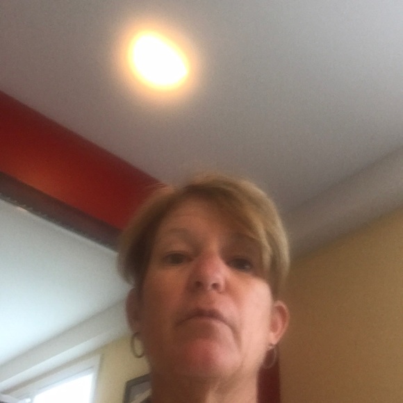 Profile Picture of Lynn Carbone (@carbonelynn) on Poshmark