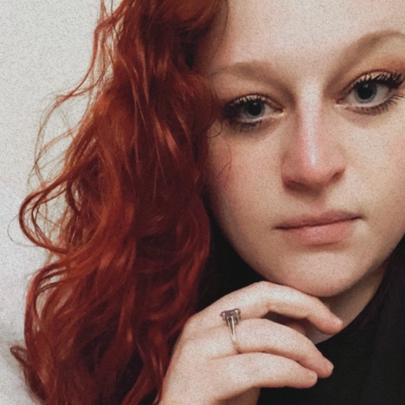 Profile Picture of Carly Barnes (@sp00kysc0rp) on Poshmark
