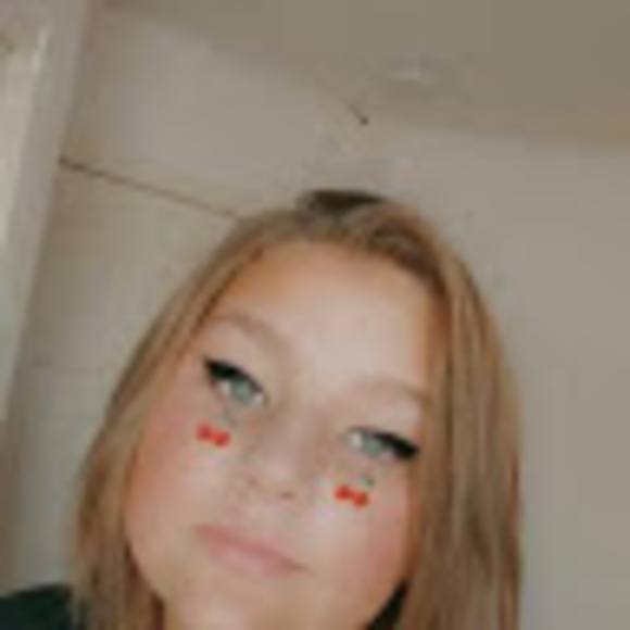 Profile Picture of Gracie Antcliff (@gracieantcliff) on Poshmark