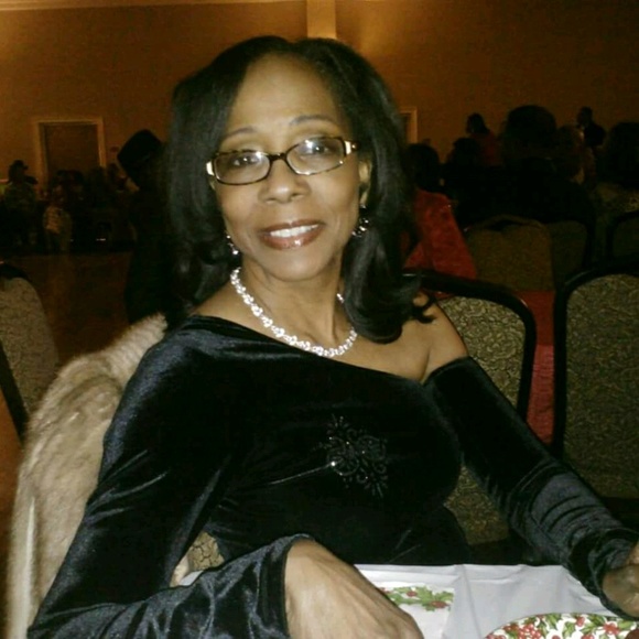 Profile Picture of Deborah Amones (@deborahamones1) on Poshmark