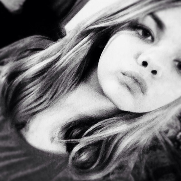 Profile Picture of Jessica Winder (@jessicalynn04) on Poshmark