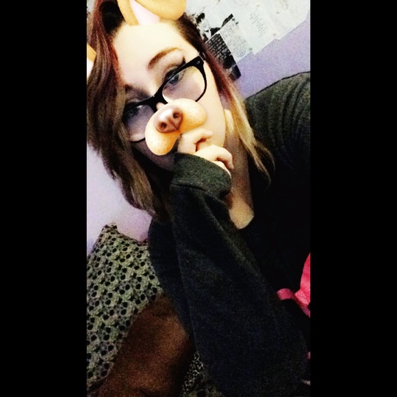 Profile Picture of Hannah Riggs (@dumbhipster18) on Poshmark