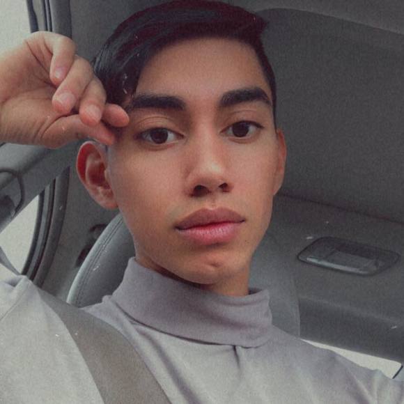 Profile Picture of Efrain Alarcón (@smilefrain) on Poshmark