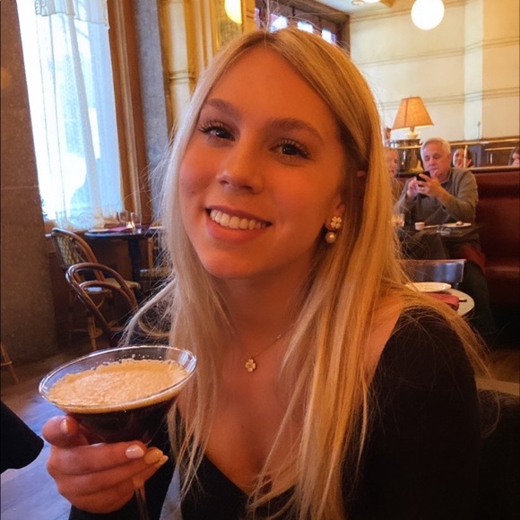 Profile Picture of Julia Nimeh (@julianimeh) on Poshmark