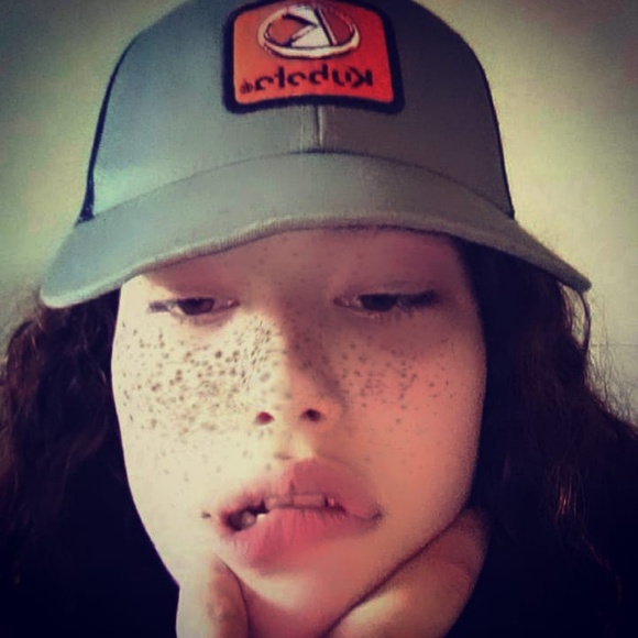 Profile Picture of Tatum Cossette (@taytay82020) on Poshmark