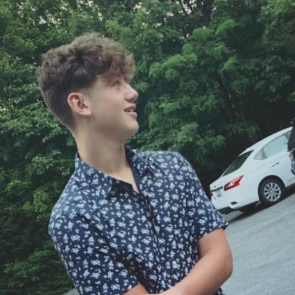 Profile Picture of Maveriq Catacora (@maveriq24) on Poshmark