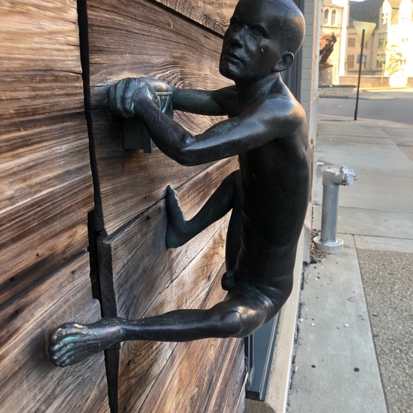 Profile Picture of Elizabeth Reznikoff (@lizrezzz) on Poshmark