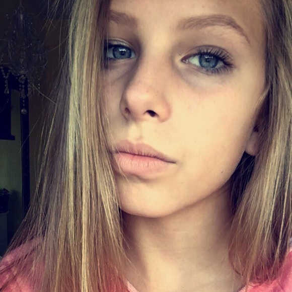 Profile Picture of Nikki Handwork (@nikkihandwork5) on Poshmark