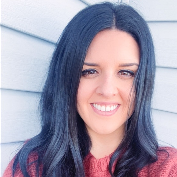 Profile Picture of Stefani Adams (@stefaniadams24) on Poshmark