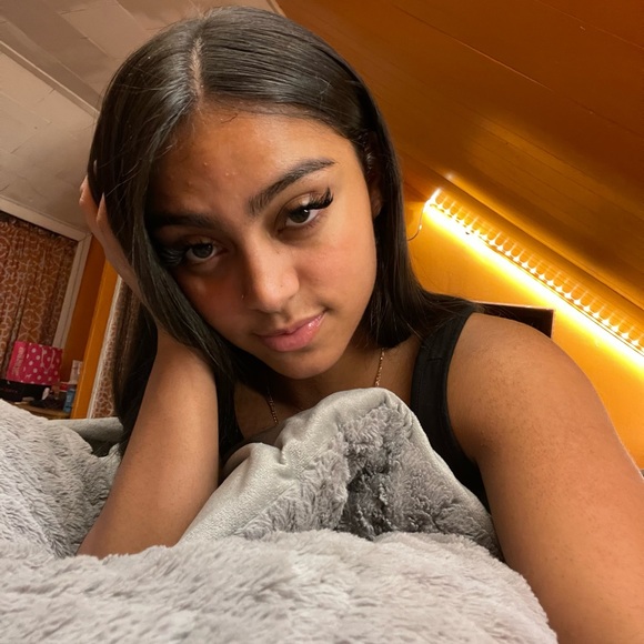 Profile Picture of Gianna Chuffo (@giannachuffo) on Poshmark