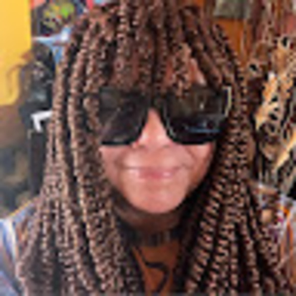 Profile Picture of Iris Chapman (@iris_chapman) on Poshmark