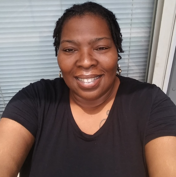 Profile Picture of Alice Ellis (@alice_ellis) on Poshmark