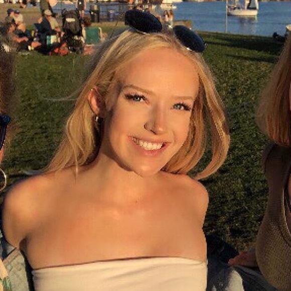 Profile Picture of Nicole Swires (@swirenic) on Poshmark