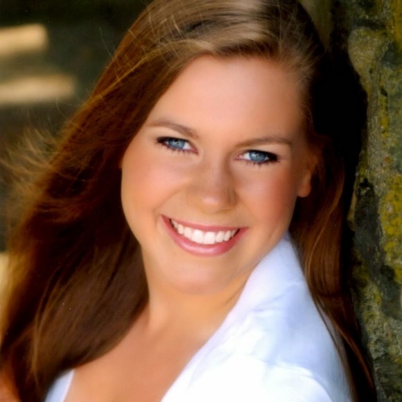 Profile Picture of Elizabeth Stromquist (@estromquist24) on Poshmark