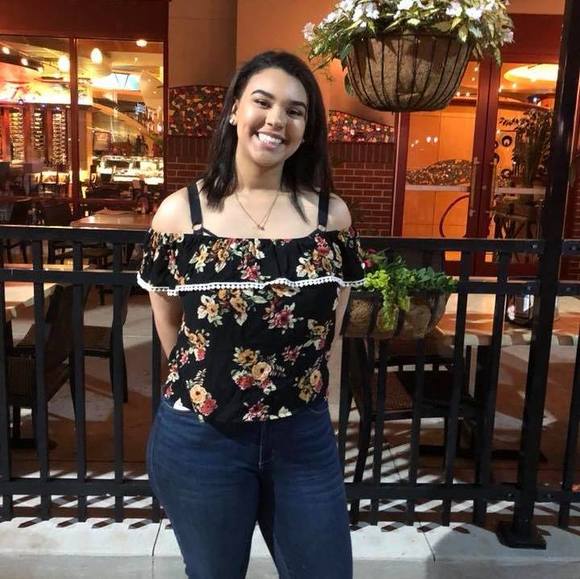 Profile Picture of Yesenia Adams (@katsthecreator) on Poshmark