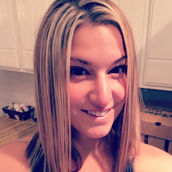 Profile Picture of Amanda Tutone (@amandatutone) on Poshmark