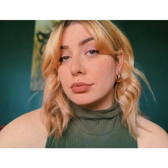 Profile Picture of Chloë Schwartz (@chloeraes) on Poshmark