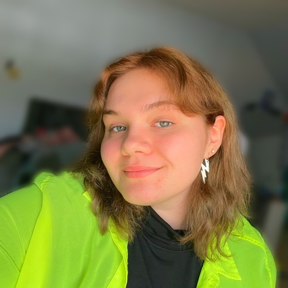 Profile Picture of Emma Seefried (@emmabutfunny) on Poshmark