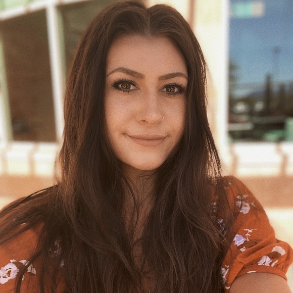 Profile Picture of Ruby Lynde-ginal (@rubylg) on Poshmark