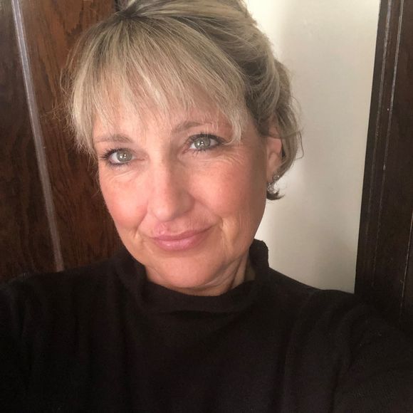 Profile Picture of Julie Challand (@jchalland_) on Poshmark