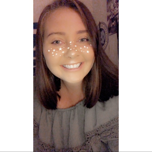 Profile Picture of Danni Armstrong (@dannirae0118) on Poshmark