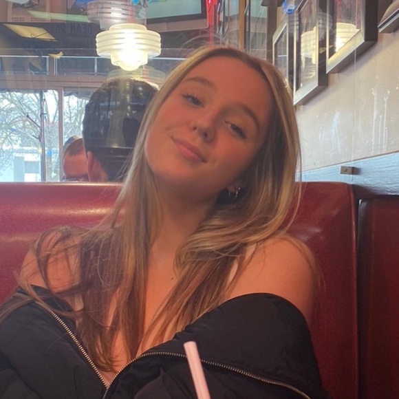 Sophia Weithman - Poshmark Profile Picture of Sophia Weithman (@sophiaweithman) on Poshmark