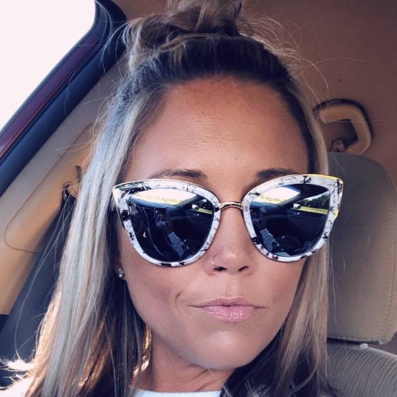 Katie Peachee - Poshmark Profile Picture of Katie Peachee (@kpeachee84) on Poshmark