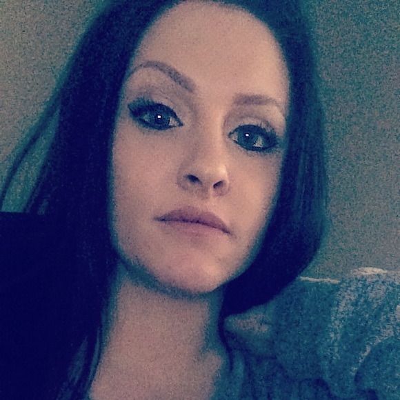 Hilary Bisset - Poshmark Profile Picture of Hilary Bisset (@hayhan14223) on Poshmark