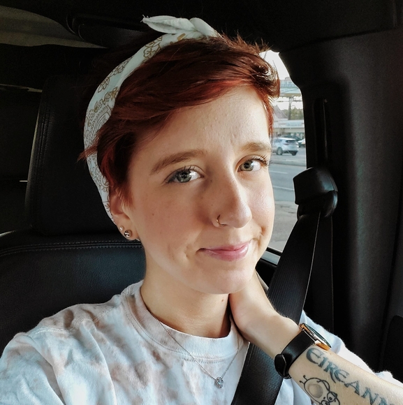 Profile Picture of Erin Winzer (@erinw27) on Poshmark