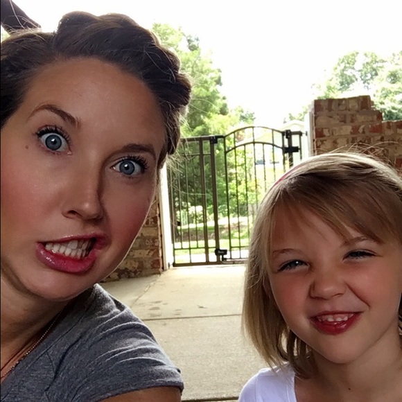 Profile Picture of Amber Hochstedler (@aomegah83) on Poshmark