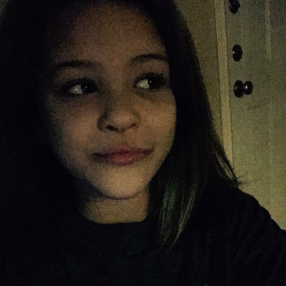 Profile Picture of Ariel Nolan (@ariel_rose1116) on Poshmark