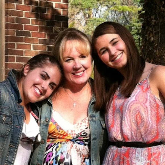 Profile Picture of Kelee Teodecki (@blueshop1811) on Poshmark