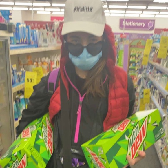 Profile Picture of Lara Slevin (@laraslevin) on Poshmark