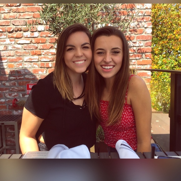 Profile Picture of Danielle Edberg (@daniedberg) on Poshmark