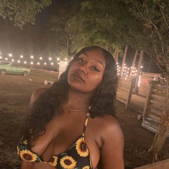 Profile Picture of Shereba Montgomery (@sherebam20) on Poshmark