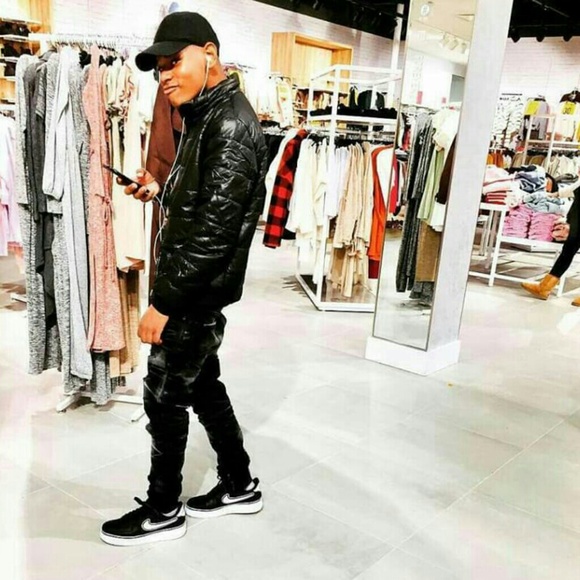 Profile Picture of Curtis Harris (@curtflurt13) on Poshmark