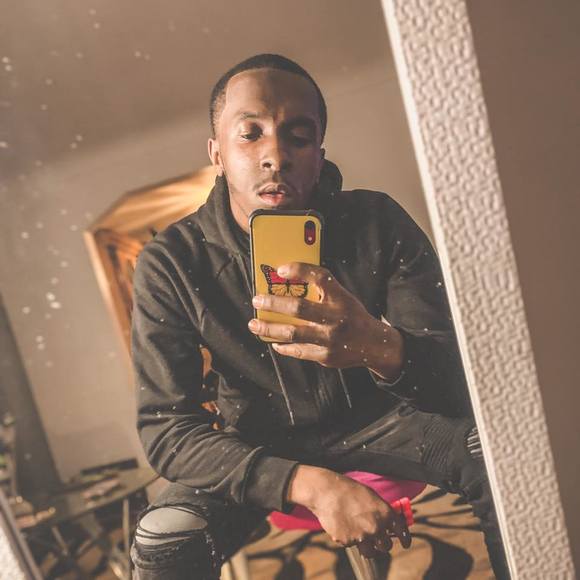 Profile Picture of Ladell Shaw (@wilson_charlott) on Poshmark