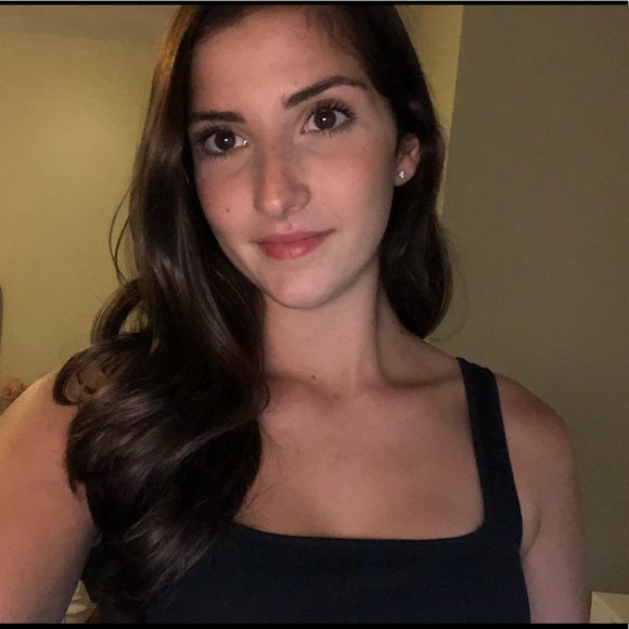 Profile Picture of Lily Curreri (@lilyannc) on Poshmark