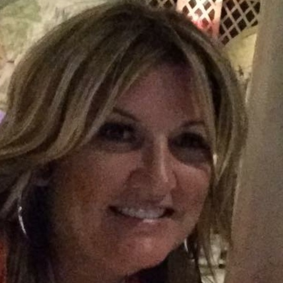 Profile Picture of Carrie Omick (@carrieomick) on Poshmark