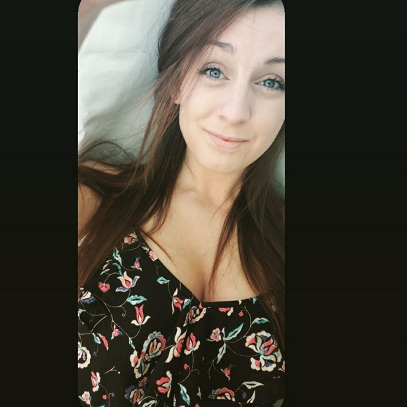 Profile Picture of Breezy Schultz (@breezalynn) on Poshmark